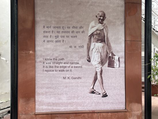 I know the path. It was straight and narrow.
It is like the edge of a sword. I rogoice to walk on it.
Ich kenne den Weg. Er war gerade und schmal.
Er ist wie die Schneide eines Schwertes. Ich traue mich darauf zu gehen