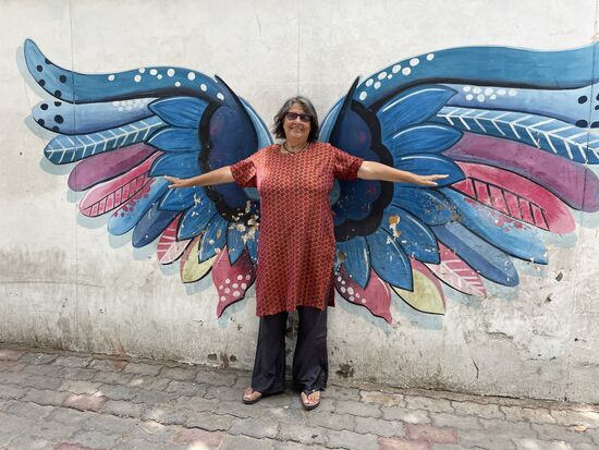 Ein ziemlich dicker Brummer, eine wohl noch nicht ganz fertig zum Schmetterling mutierte Raupe.