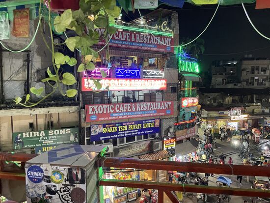 Es gibt noch mehr Restaurants in den oberen Stockwerken.