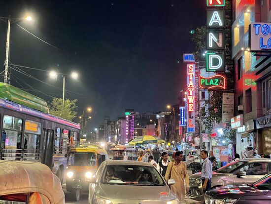 Die Strasse mit meinem Hotel ist auch um diese Zeit noch immer sehr belebt.