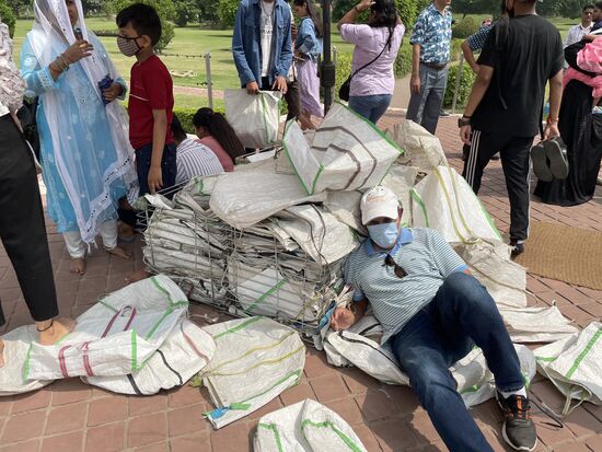 In diese Tasche werden die Schuhe gesteckt und dann an einem Schalter abgegeben, wo man eine Nummer bekommt, die nach dem Besuch weider eingelöst wird.