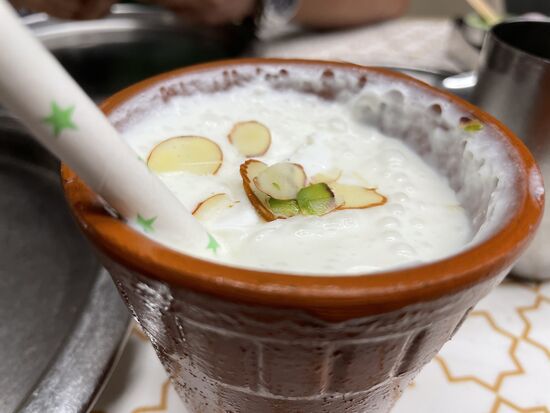 Zum Anfang ein Lassi, ein süsser Joghurtdrink.