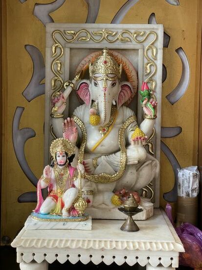 Ganesha-Altar, wie es sie überall in den Restaurants und Hotels gibt.