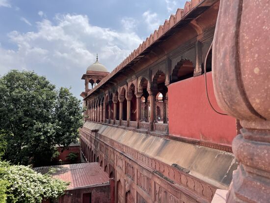 Die Umfungsmauer von aussen.