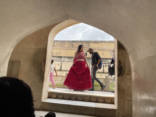 Pre-Wedding. Das Brautpaar geht an eine spezielle Lokation und macht Fotoshootings. Diese Bilder können der Hochzeitsgesellschaft am grossen Tag abgegeben werden. Eine sehr verbreitete Tradition in Asien.
