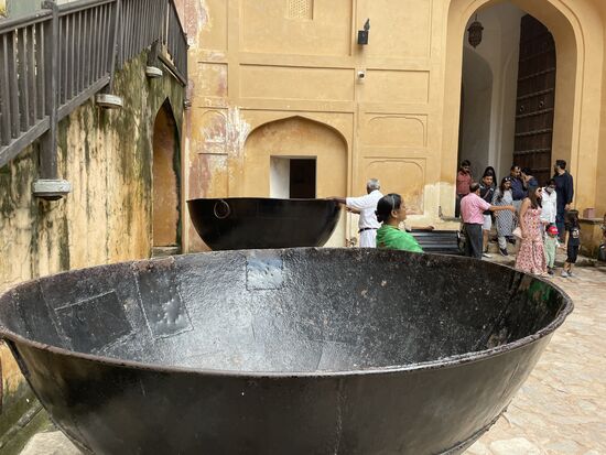 Riesige Kochtöpfe, in denen bei bestimmten Gelegenheiten für das Volk gekocht wurde.