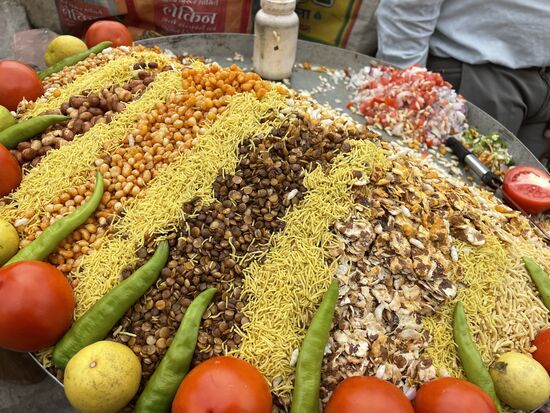 farbige Snacks werden überall angeboten