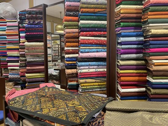 Nicht alles ist bedruckt, vieles nur gewoben, oder gestickt, jedenfalls von Hand bearbeitet.