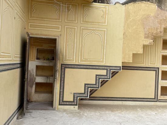 Was aussieht wie ein Schrank ist der Zugang zur Treppe zu den Terrassen