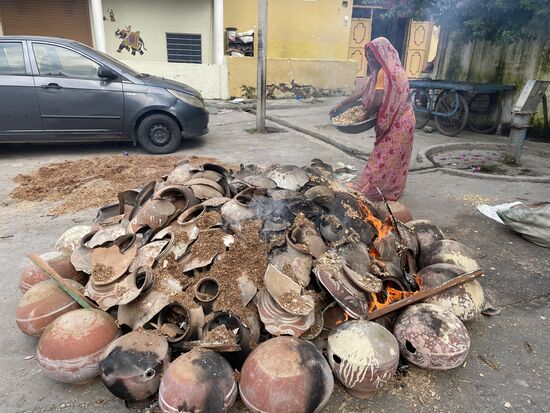 Hier werden Tontöpfe gebrannt.