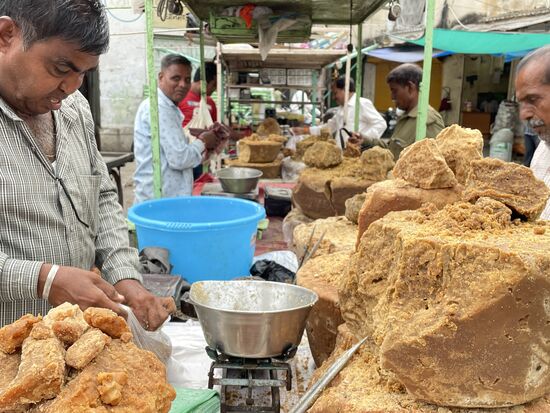 Zucker aus Zuckerroh, Ausgangsprodukt vieler Süssigkeiten in Indien