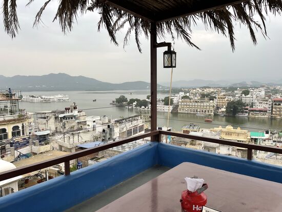 Links kann man die Hotel-Insel entdecken, die als Filmkulisse für Octopussy mit James Bond benutzt wurde.