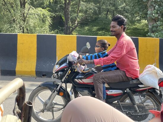 Wir werden von einem stolzen Vater mit seinem kleinen Sohn überholt