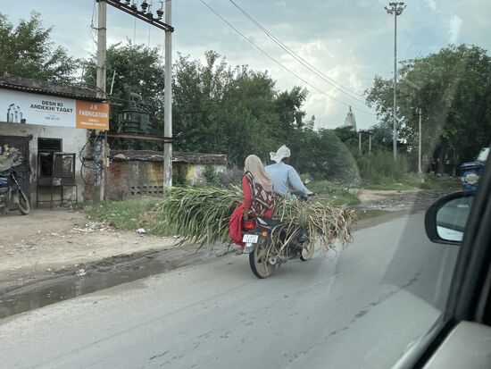 Überbreite auf dem Motorrad? Kein Thema, manchmal werden auch Rohre so quer transportiert. Es heisst hier tatsächlich immer aufmerksam bleiben.