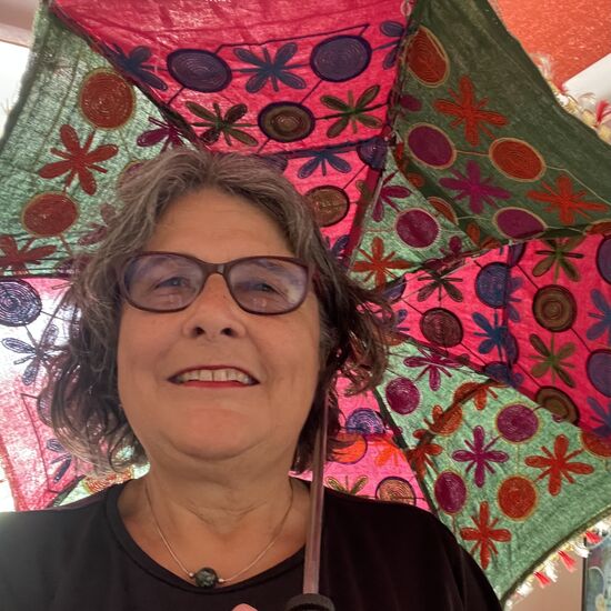 Den Schirm hatte ich mir im letzten Hotel nach der Safari-Tour ausgeliehen. Bevor wir losfuhren, fragte ich den Besitzer, ober er einen Schirm hätte. Wie üblich ein etwas hilfloses Nein. Vor allem weil ich ja gleich losfahre und ausserdem kein Regen in Sicht ist. Als ich aber erkläre, das ich für einen Spass nur ein Selfie damit machen will, schickt er seine Frau, mir den Kinderschirm zu holen. Der ist schön farbig, damit siehst du wieder aus wie ein Kind. Nun, sooooo jung sollte es jetzt auch nicht sein.