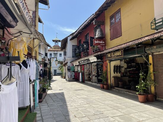 Die völlig leere Einkaufsstrasse ist zu anderen Zeiten bestimmt von Besuchern und Touristen überfüllt. Im Moment bin ich die einzige Besucherin.