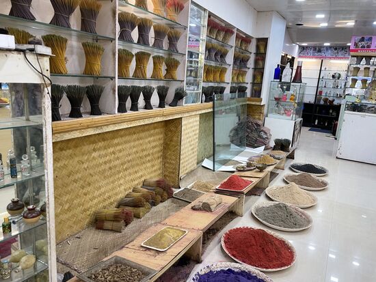 hier werden Räucherstäbchen von Hand gedreht