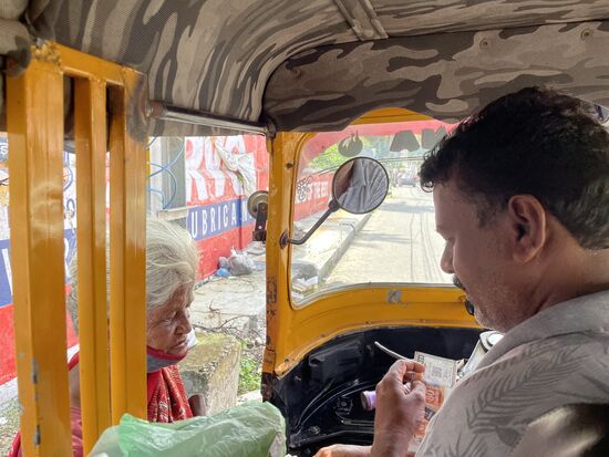 Beim Vorüberfahren kauft Faisa ein Lotterielos