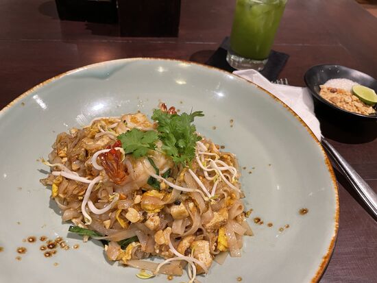 Pad Thai - Reisnudeln mit Crevetten, Bohnensprossen und Tamarind-Paste.
