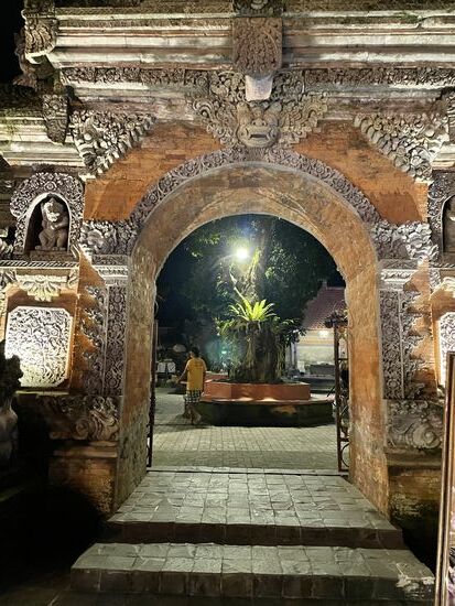 Das aufwändige Eingangstor zum Palast