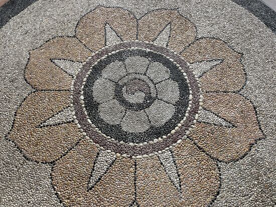 Die Zeichnungen am Boden auf den Gehwegen sind sehr typisch in Bali. Auch in dem Haus, wo die Vanille getrocknet wurde, habe ich solche Ornamente gesehen. Dieses ist hier im Hotel.