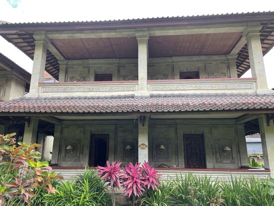 Die Bungalows mit je 4 Zimmern im typischen balinesischen Baustil - meines ist unten links.