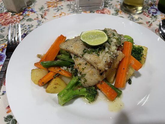 geratener Fisch mit al Dente gekochtem Gemüse.