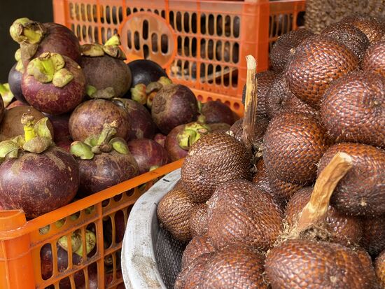 Mangostanen und Snakeskin-Frucht - Schlangenhaut-Frucht