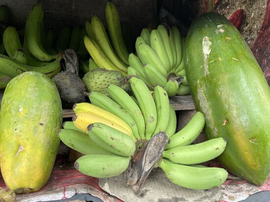Papayas und kleine Bananen