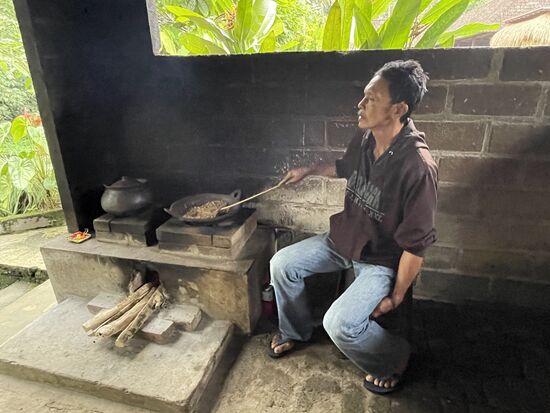 Kaffee wird hier noch von Hand geröstet. Wayan versichert mir, das sei nicht nur hier im Präsentations-Bereich so.