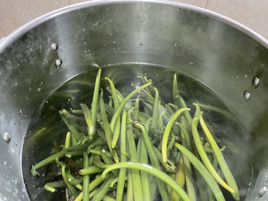 5 Minuten blanchieren, Adi misst mit der Stopuhr