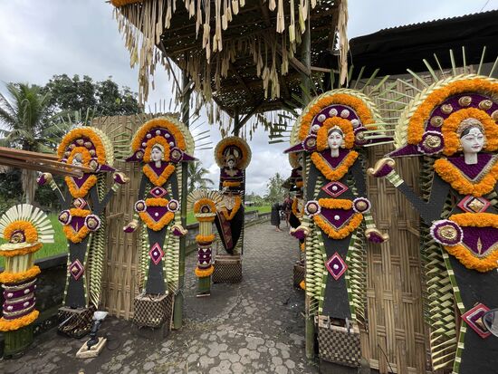 Vor dem Haus, zur Strasse