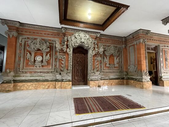 sehr typischer balinesischer Stil mit der grossen gedeckten Vorhalle und den reich geschmückten Wänden