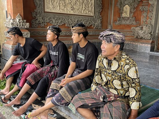 Der junge Bräutigam mit seinem Vater