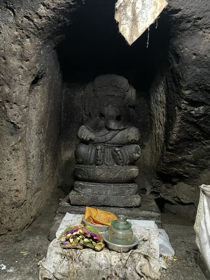 Ganesha sitzt zuhinterst in der Höhle