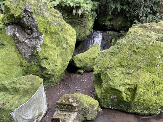der alte eingefallene Tempel liegt in Stücken beim Wasserfall