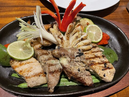 gegrillte Fische und Tintenfische zum letzten Nachtessen in Ubud.
