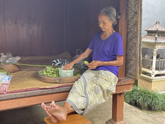 die Schwiegermutter präpariert die Blüten für die Opfergaben