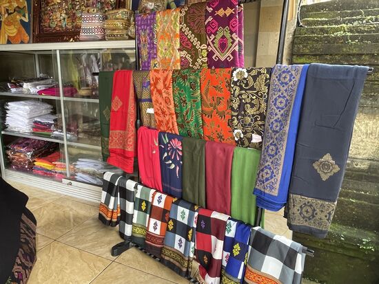 wunderschöne Sarongs, oft selbst gemacht oder von anderen im Dorf übernommen.