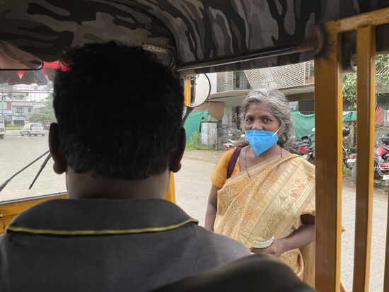 Auch heute wieder, Faisa kauft sich unterwegs ein Los. Man weiss ja nie...