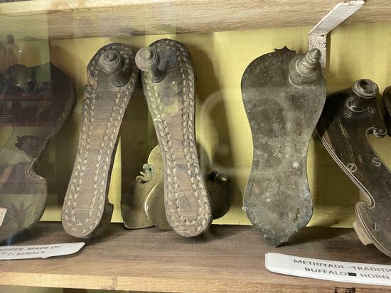 das scheinen frühe Flipflopps zu sein. Ob die bequem waren?