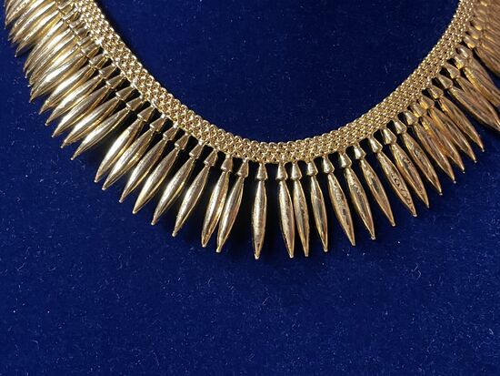 Diese Form sei sehr typisch fü Kochi, erklärt mir die Schmuckverkäuferin, die mir gern noch viel mehr zeigen würde.