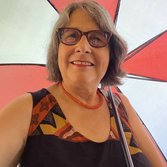 Abschied von Bali, es geht zurück nach Indien.
Den Schirm habe ich im Zimmerschrank gefunden, das Strandkleid hier gekauft. Passt.