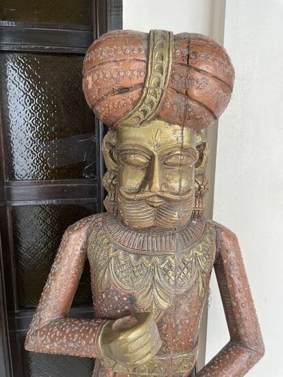 einer der beiden Wärter vor meiner Zimmertüre