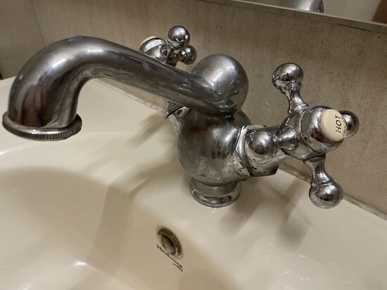 Das kommt davon, wenn man aus einem Land kommt, wo alles genormt ist, ich drehe jedesmal zuerst den falschen Hahnen auf.