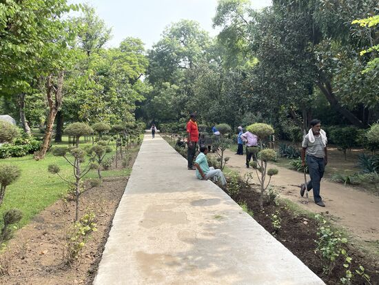 Gärtner und Helfer sind dabei, die Rabatten neu zu bepflanzen. Vielleicht sind da auch Blumen dabei