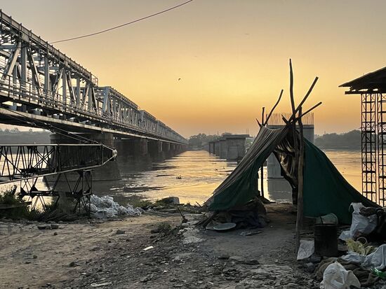 Ein letzter Halt auf dem Rückweg bei der Brücke - hier leben Menschen - irgendwie.
