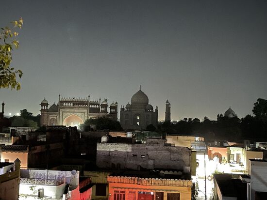 Abendstimmung vom Joey's Hostel beim Nachtessen.