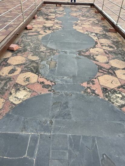 Ein masstäbliches Abbild der Kugeln auf der grossen Kuppel. Die Skulptur ist 10 Meter hoch.