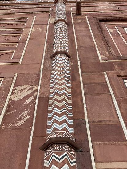 Die Säule enthält eine optische Illusion. Tatsächlich besteht sie aus drei Flächen, sieht aber aus, als ob sie in der MItte eine zusätzliche Einbuchtung hätte.